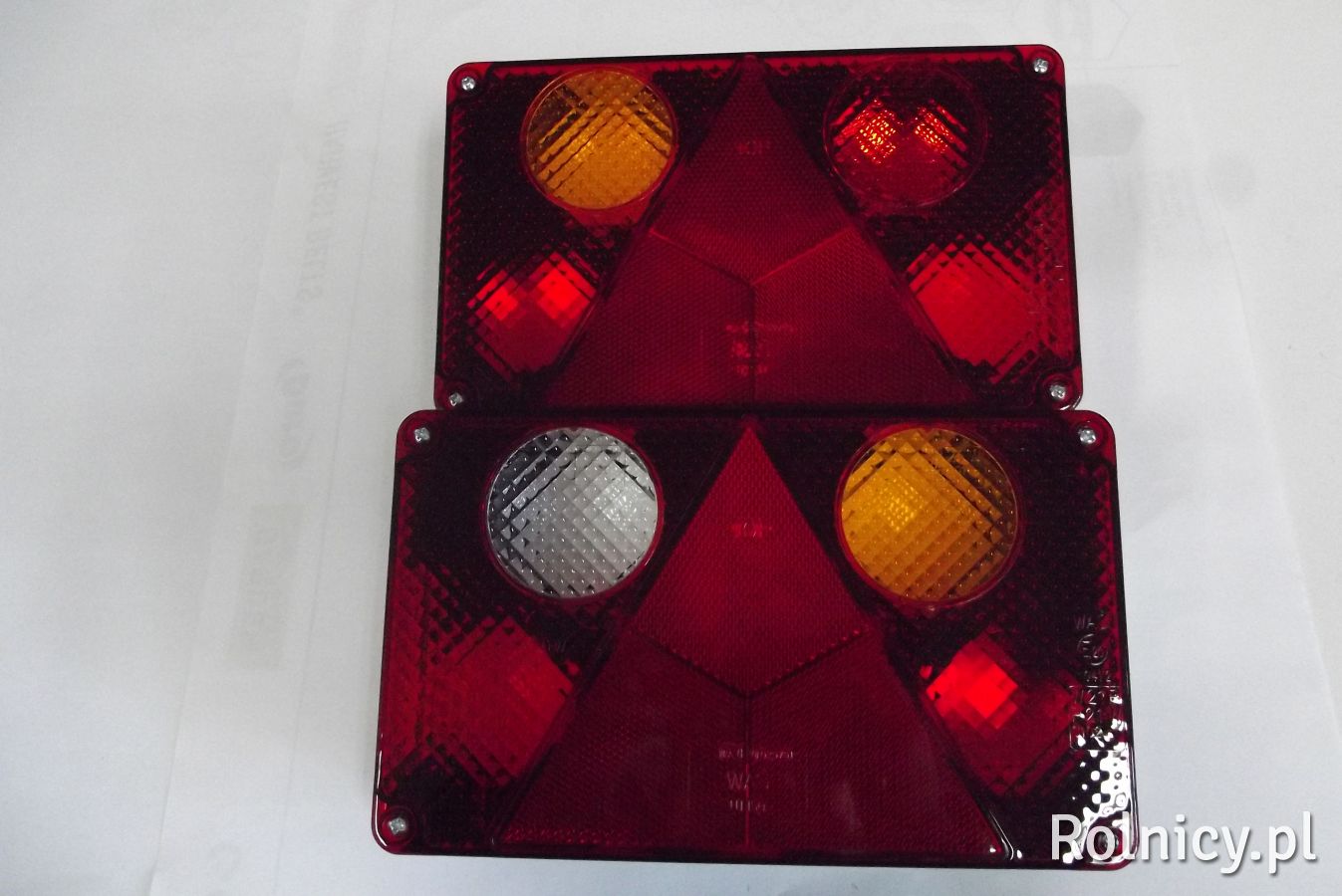 LAMPA TYLNA ZESPOLONA LEWA/PRAWA (PODŚW. TABLICY) Z TRÓJKĄTEM, 12/24V,
