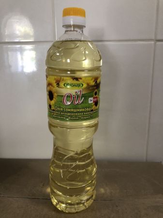 Olej rafinowany w butelkach o pojemności 1 litra - cena 1,65 euro.