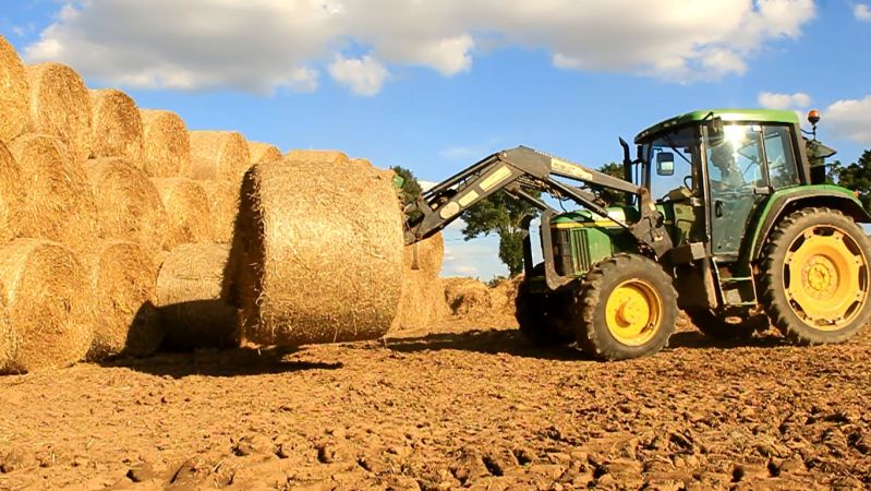 Wożenie Słomy z JD ! cz.3