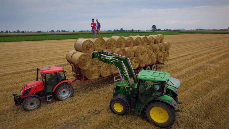 Zwózka słomy na bardzo dużą skalę