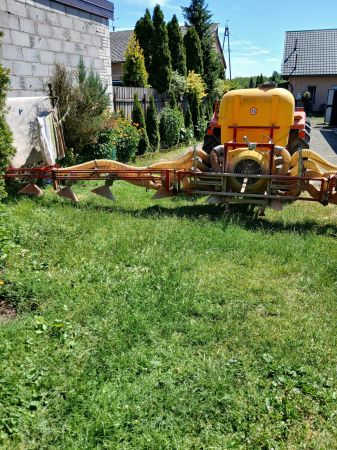 Opryskiwacz do truskawek z nadmuchem